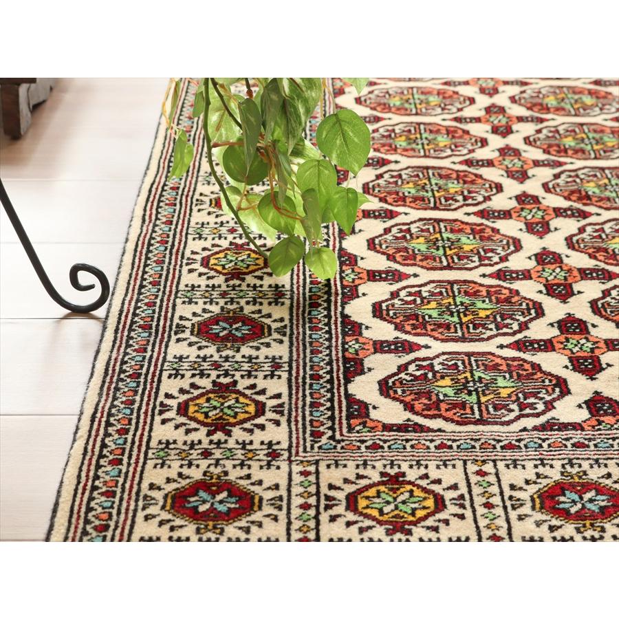 トルクメン族の手織り絨毯 165x103cm 連なるギュル アイボリー | ブランド登録なし | 04