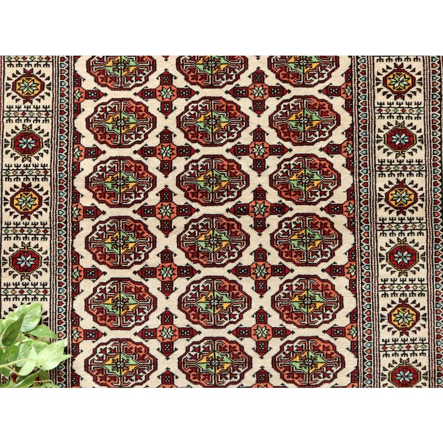 トルクメン族の手織り絨毯 165x103cm 連なるギュル アイボリー | ブランド登録なし | 05