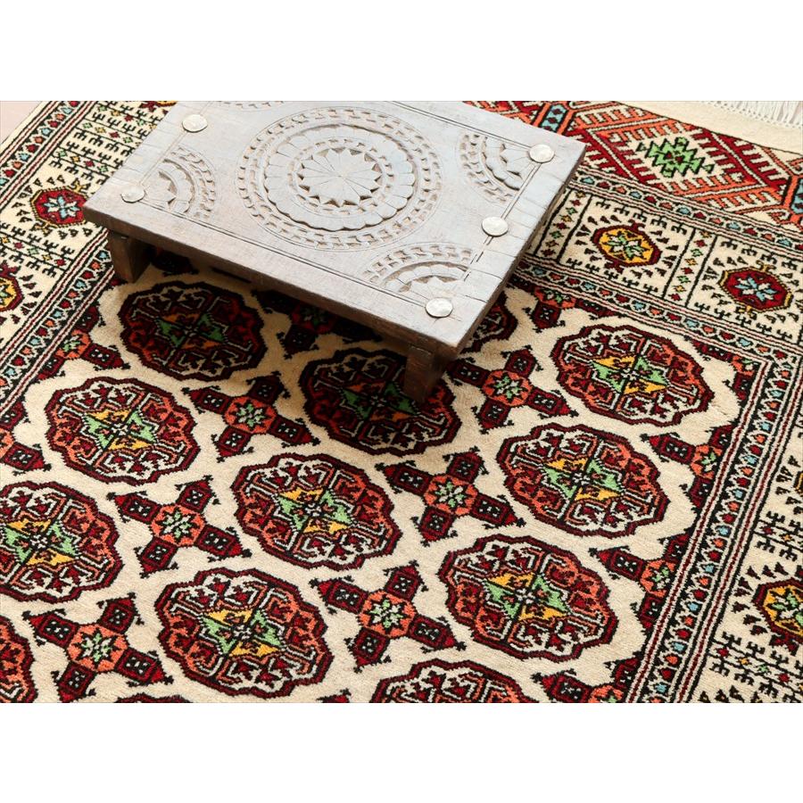 トルクメン族の手織り絨毯 165x103cm 連なるギュル アイボリー | ブランド登録なし | 07