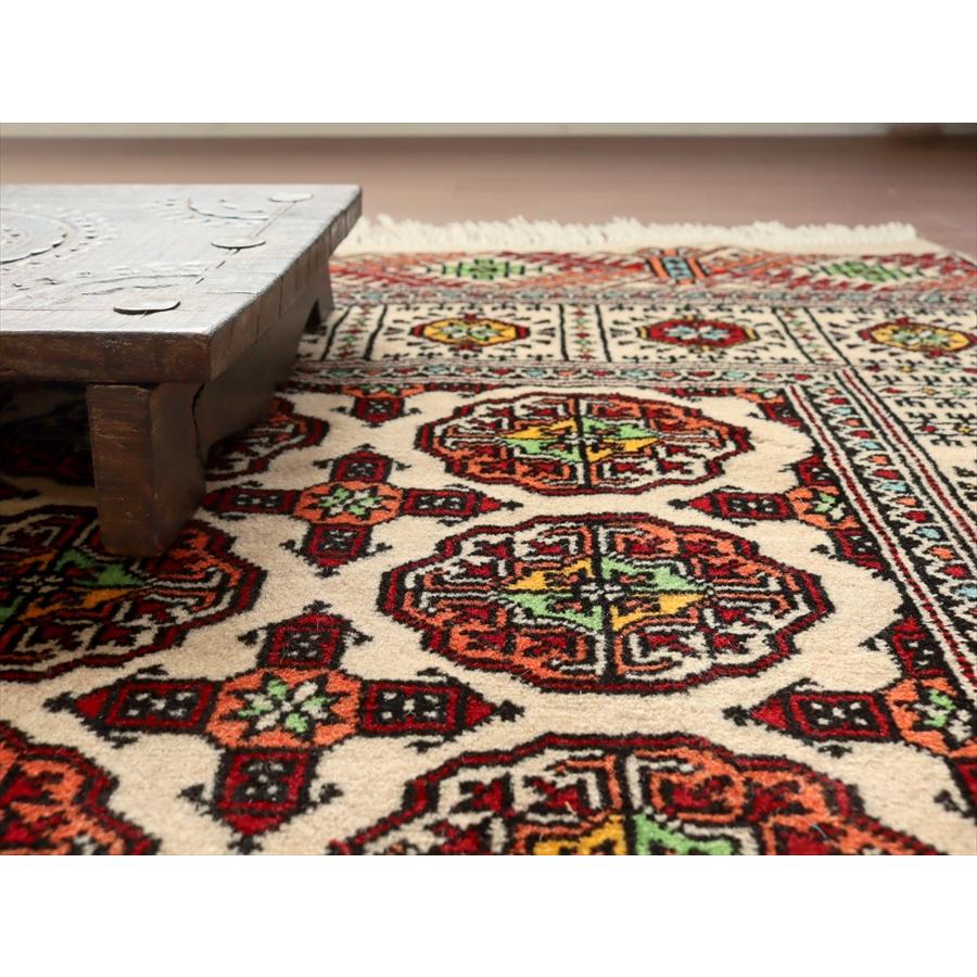 トルクメン族の手織り絨毯 165x103cm 連なるギュル アイボリー | ブランド登録なし | 08