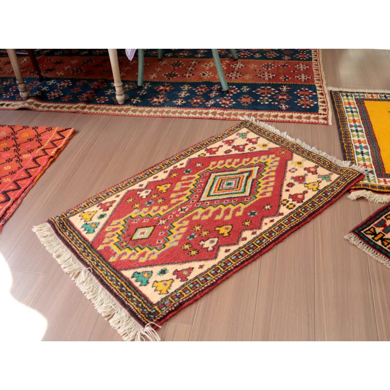 東イラン　ホラサン地方の素朴な手織りラグ 94x60cm 赤い六角メダリオン |  | 01