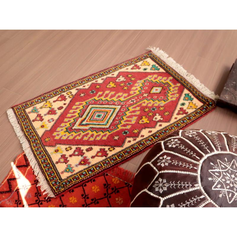 東イラン　ホラサン地方の素朴な手織りラグ 94x60cm 赤い六角メダリオン |  | 03