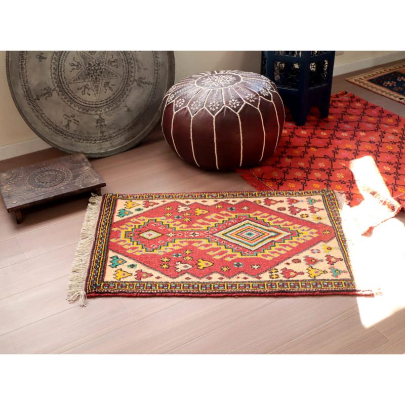 東イラン　ホラサン地方の素朴な手織りラグ 94x60cm 赤い六角メダリオン |  | 04