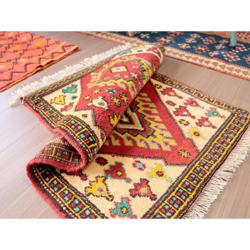 東イラン　ホラサン地方の素朴な手織りラグ 94x60cm 赤い六角メダリオン |  | 05