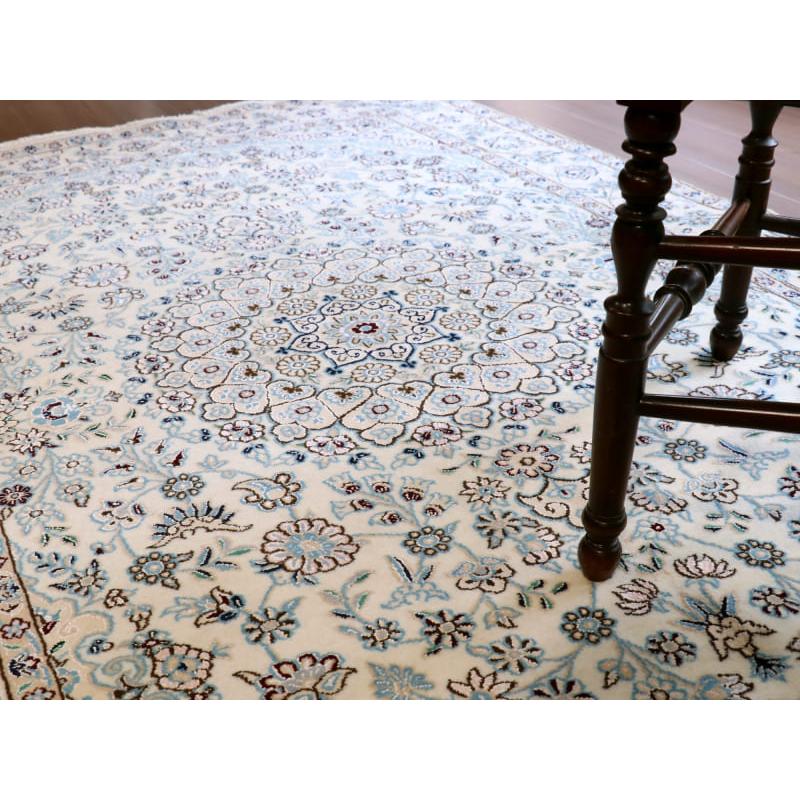 ペルシャ絨毯　ナイン産 9L 208x127cm アイボリー 明るいブルー　花のアラベスク |  | 18