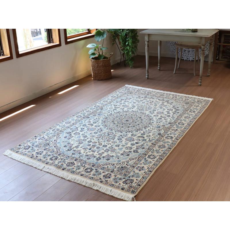 ペルシャ絨毯　ナイン産 9L 208x127cm アイボリー 明るいブルー　花のアラベスク |  | 01