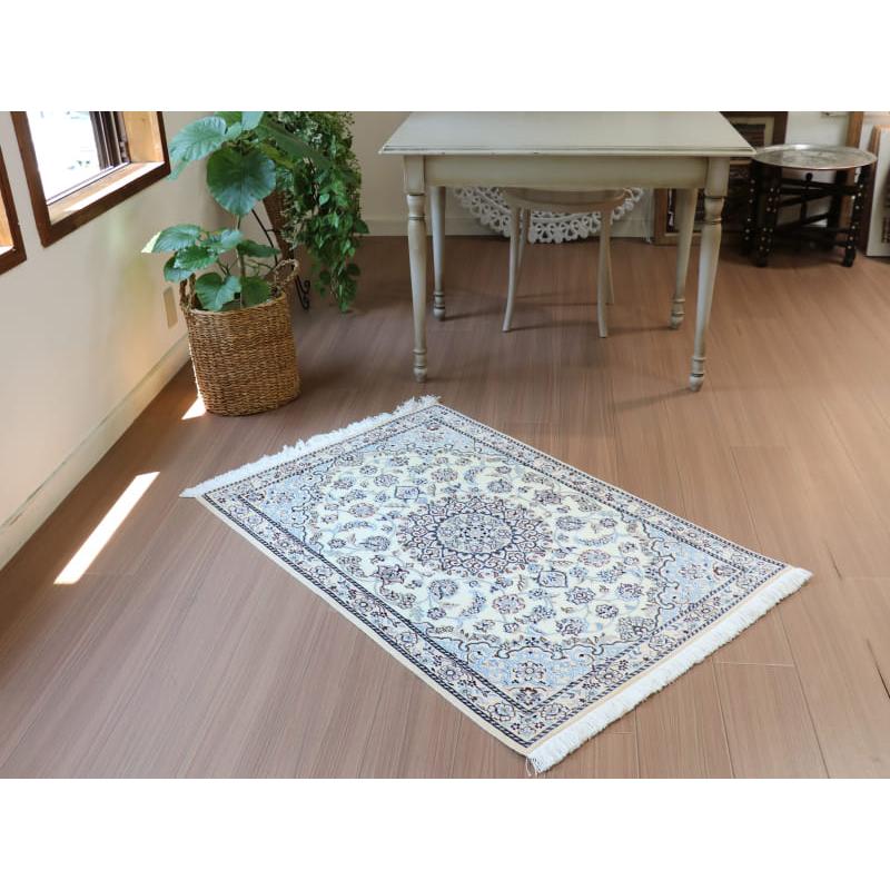 ペルシャ絨毯 ナイン産 9L 117x79cm アイボリー ベージュ 花の