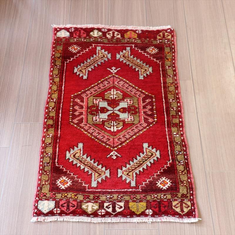 トルコ　手織り絨毯 ヤストゥク  85x45cm  レッド ドラゴンの爪を持つ六角メダリオン | ブランド登録なし