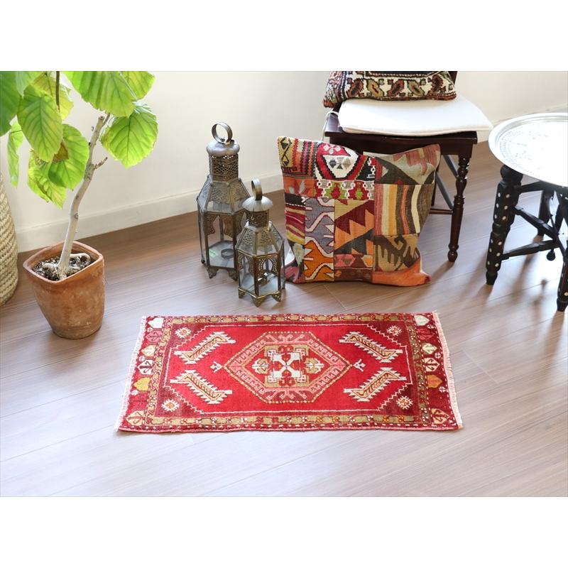 トルコ　手織り絨毯 ヤストゥク  85x45cm  レッド ドラゴンの爪を持つ六角メダリオン | ブランド登録なし | 01