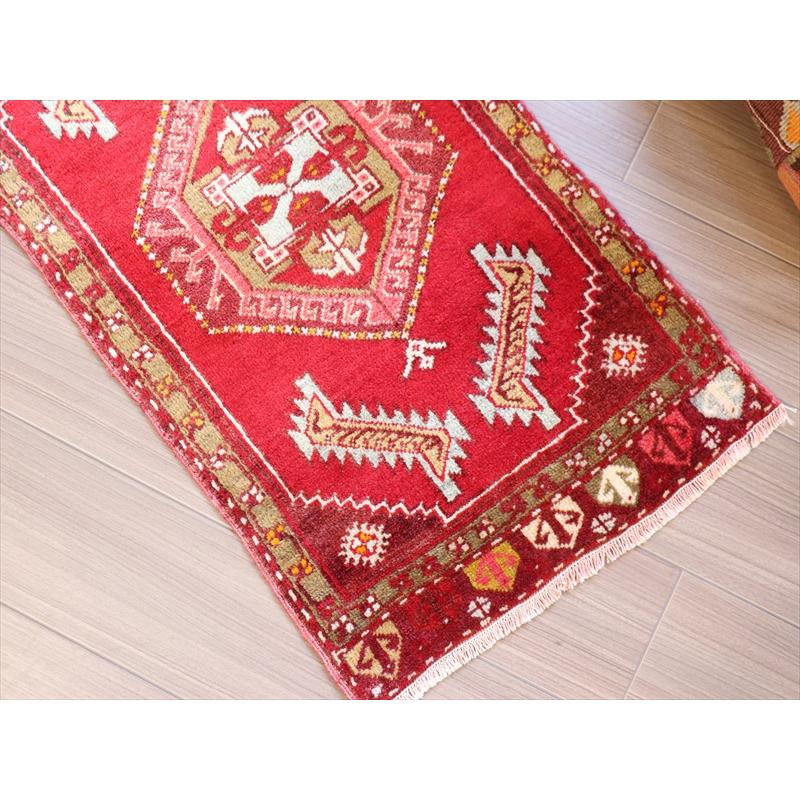 トルコ　手織り絨毯 ヤストゥク  85x45cm  レッド ドラゴンの爪を持つ六角メダリオン | ブランド登録なし | 04