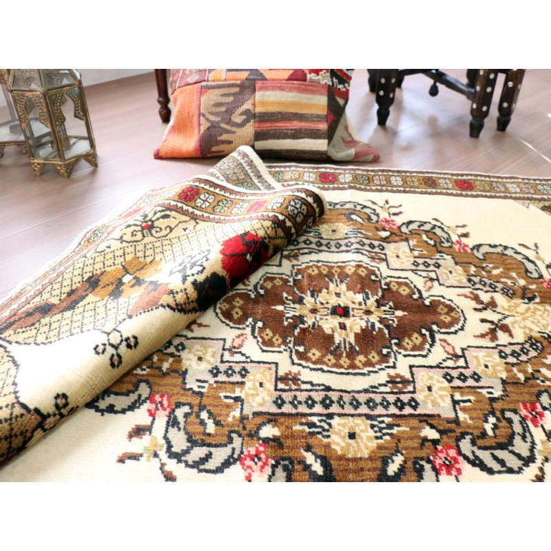 トルコ絨毯　手織りラグ ミラス 174x96cm ブラウン系 花のようなメダリオン |  | 07