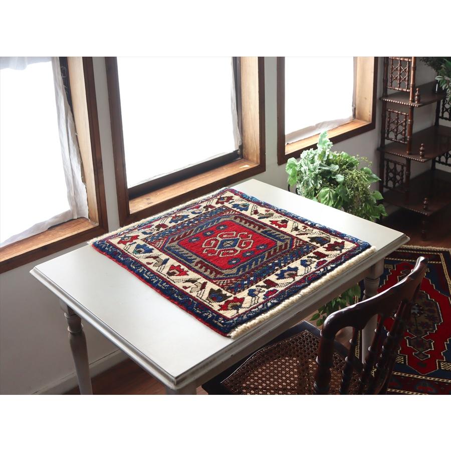 手織り絨毯 小さなサイズ 63x63cm ウシュクラル サドルバッグのピース |  | 01