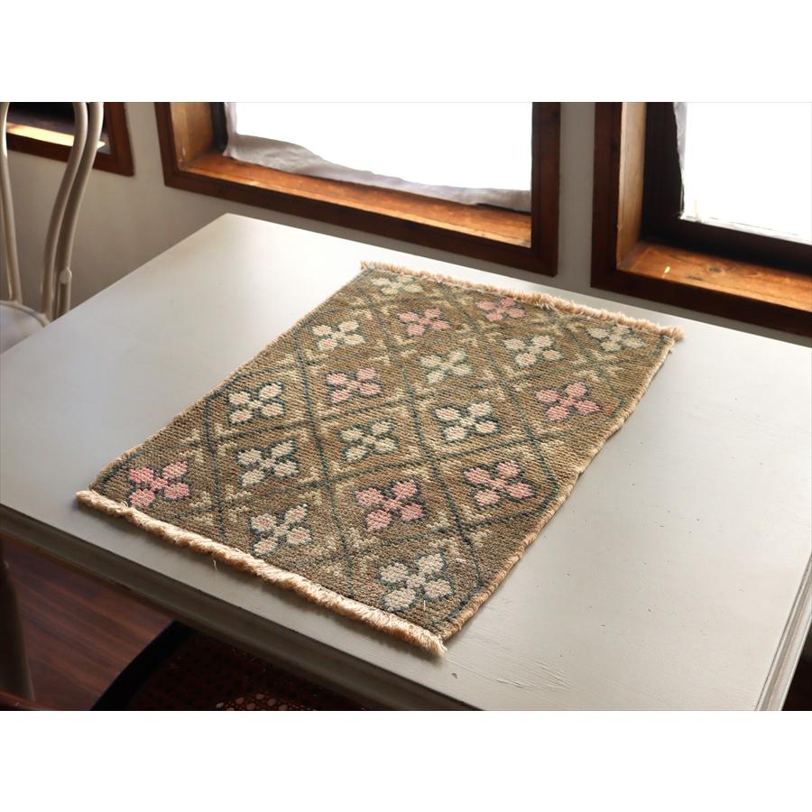 手織り絨毯 小さなサイズ 55x44cm マニサ 連続する幾何学模様 |  | 01