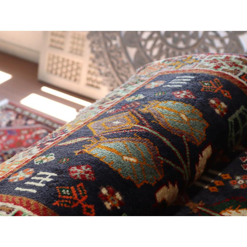 イランの手織り絨毯 128x65cm メダリオンと幾何学模様