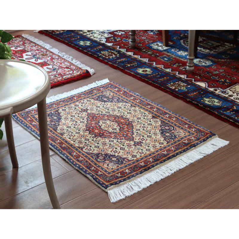 イランの手織りラグ サルーク 88x65cm 幾何学モチーフ