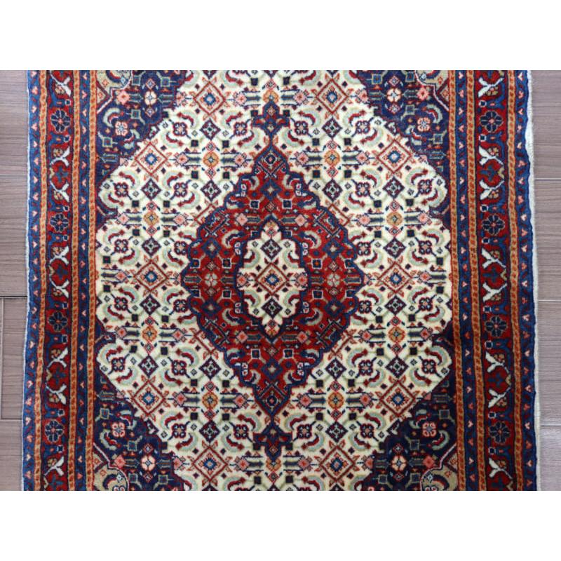 イランの手織りラグ サルーク 88x65cm 幾何学モチーフ
