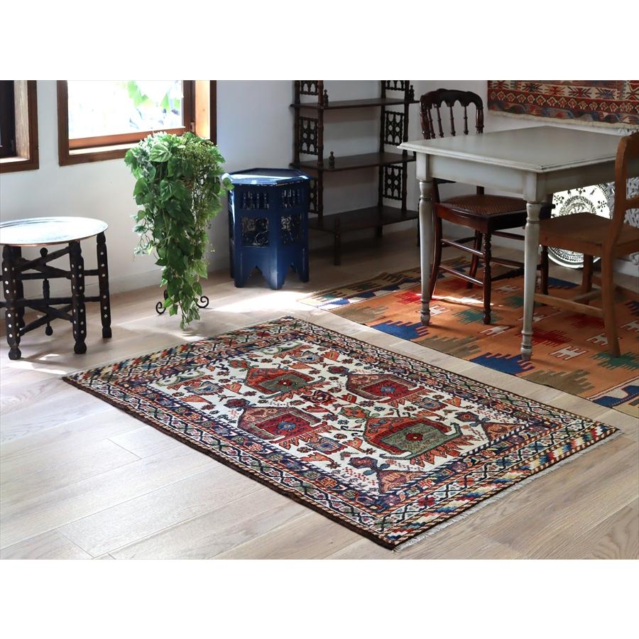 手織りラグ 小花と幾何学模様 152x104cm トルコの手織り絨毯 ベージュ 草木染 |  | 01