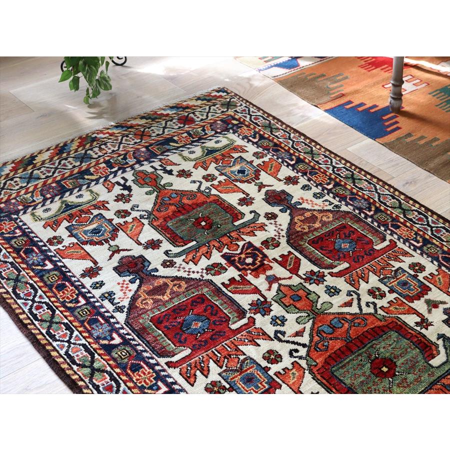 手織りラグ 小花と幾何学模様 152x104cm トルコの手織り絨毯 ベージュ 草木染 |  | 02