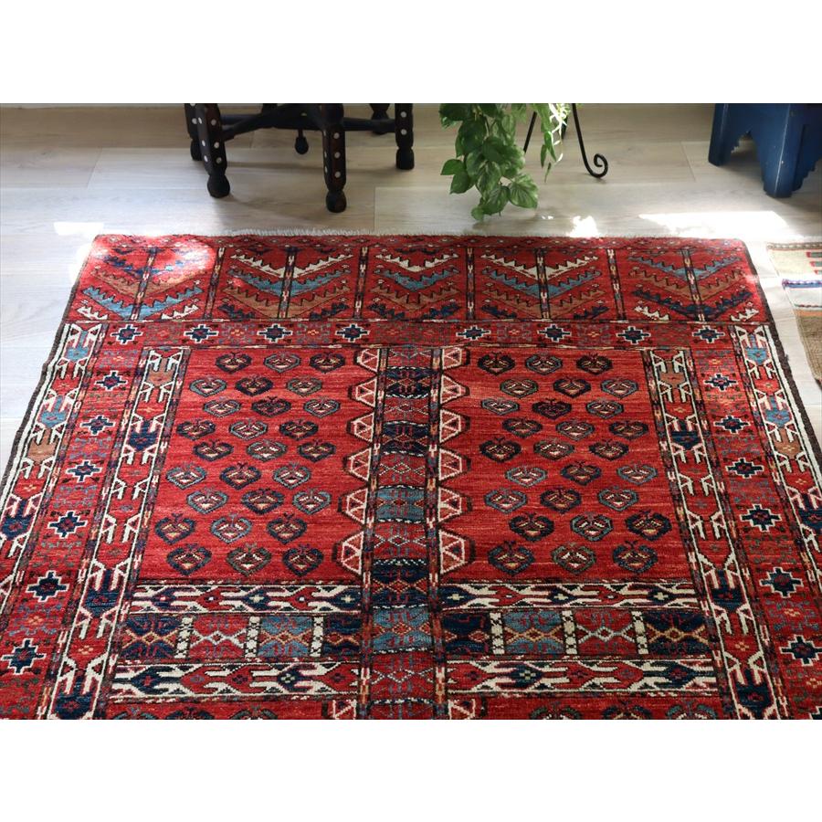 トルコの手織り絨毯 トルクメン族 182x121cm レッド トライバルラグ 草木染 |  | 02