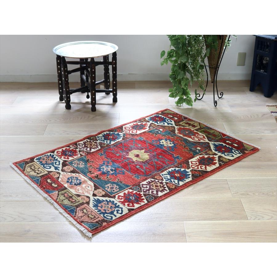 トルコの手織り絨毯 花形のメダリオン 125x83cm 手織りラグ チェイレキサイズ |  | 01