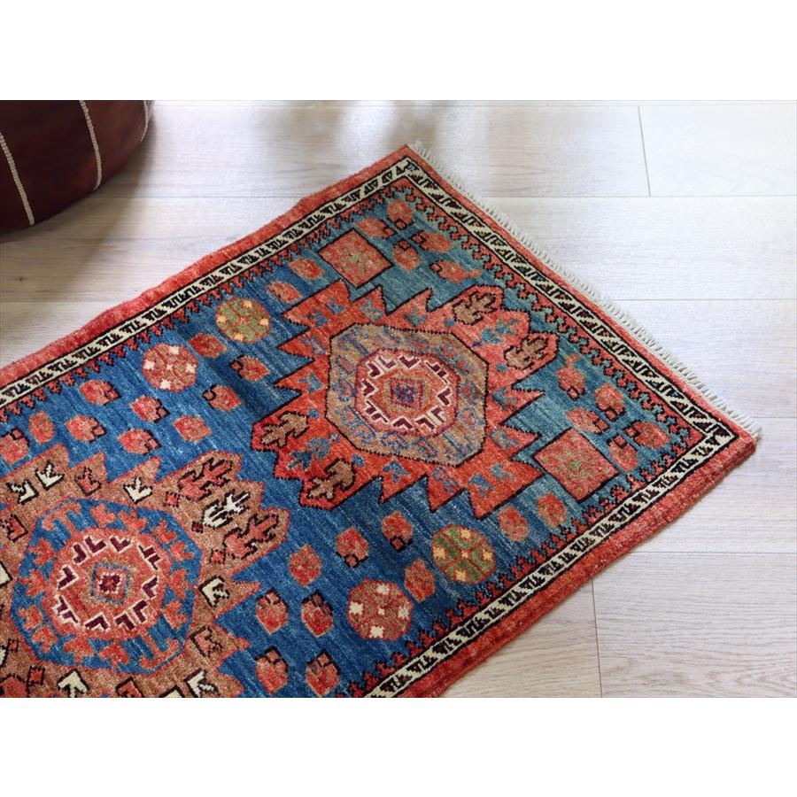 トルコの手織り絨毯 ２つのメダリオン 96x65cm 手織りラグ ブルー 草木染 |  | 02