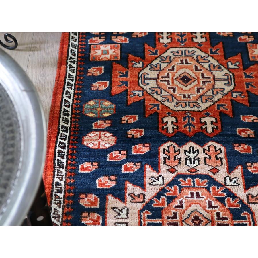 ２つのメダリオン トルコの手織り絨毯 94x63cm ネイビー 手織りラグ 草木染 |  | 04