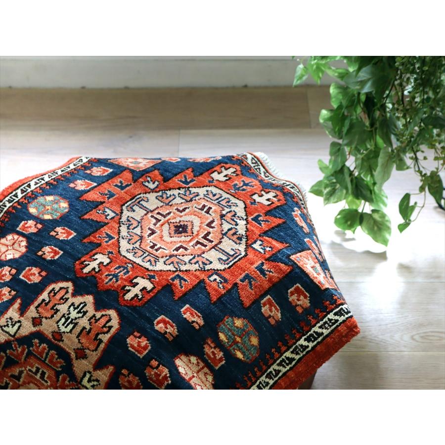 ２つのメダリオン トルコの手織り絨毯 94x63cm ネイビー 手織りラグ 草木染 |  | 05