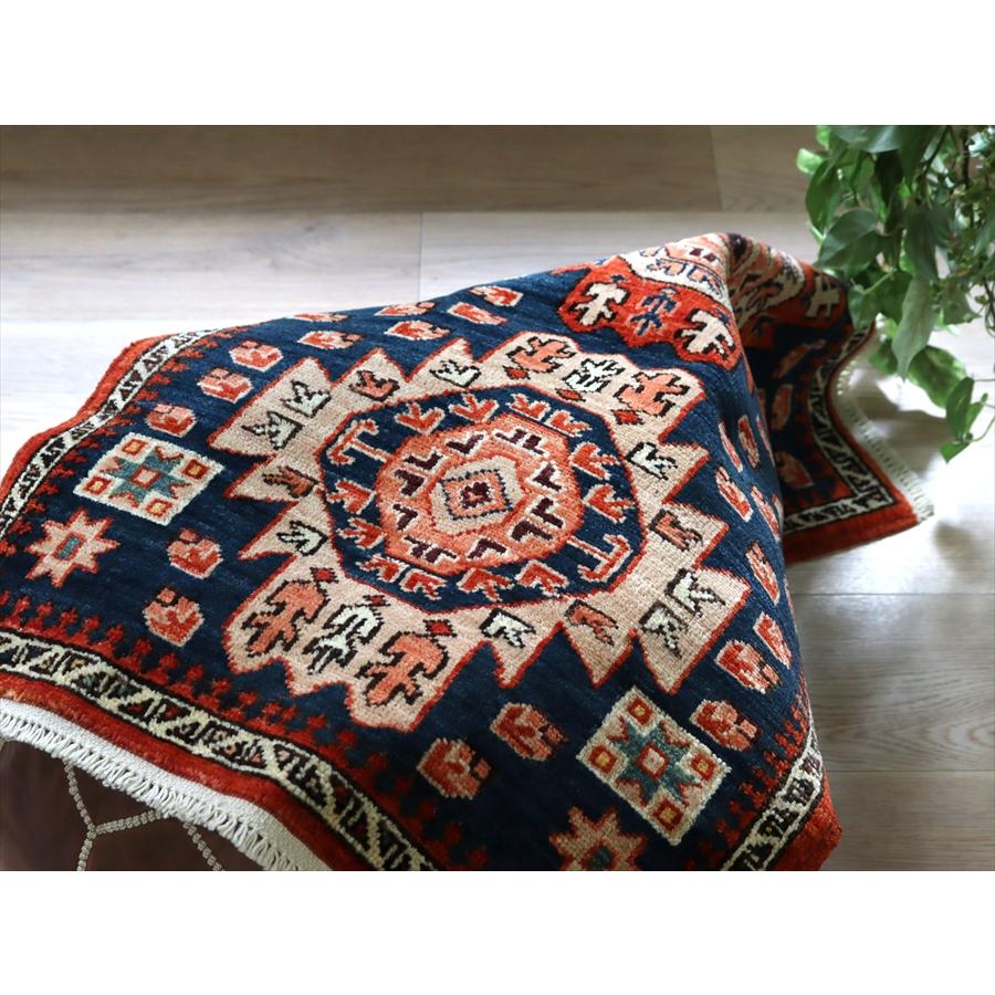 ２つのメダリオン トルコの手織り絨毯 94x63cm ネイビー 手織りラグ 草木染 |  | 07