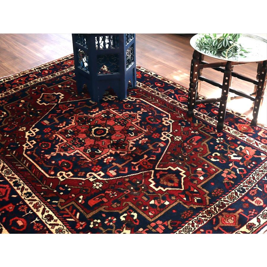 イランの手織り絨毯 バクティアリ 202x158cm 花形のメダリオン ネイビー |  | 05