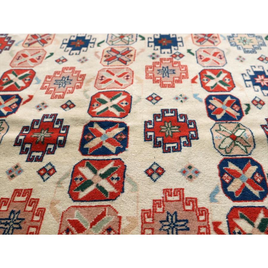 トルコの手織り絨毯 西アナトリア 236x198cm 幾何学模様と小花 ベージュ |  | 07