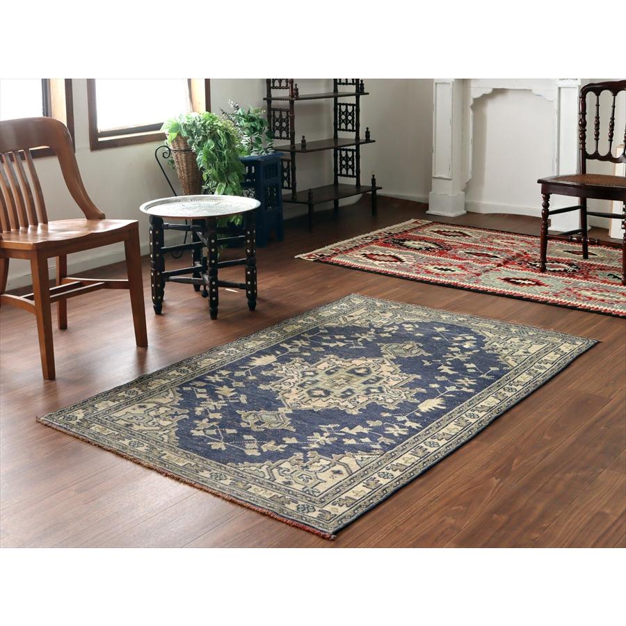 トルコの手織り絨毯 ウシャク 162x109cm メダリオンと幾何学モチーフ ネイビー |  | 01