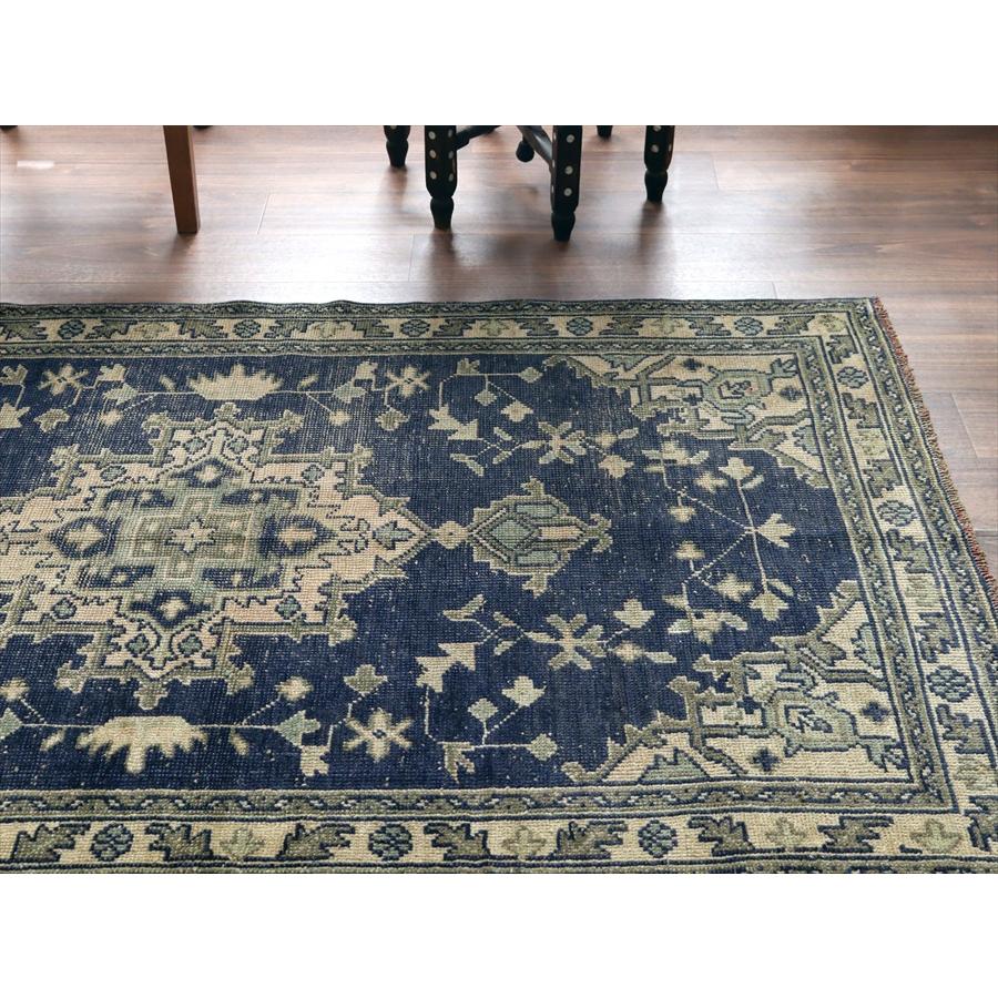 トルコの手織り絨毯 ウシャク 162x109cm メダリオンと幾何学モチーフ ネイビー |  | 02