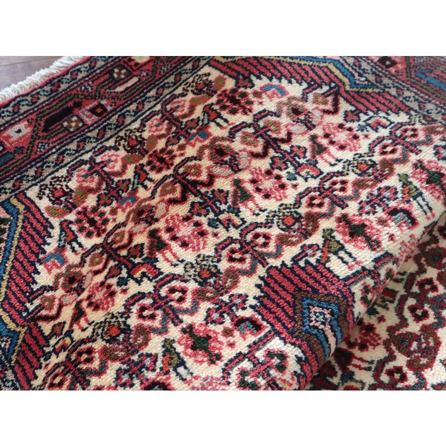 イランの手織りラグ ナハバンド 138x78cm メダリオンと幾何学文様 ベージュ 手織りラグ |  | 10