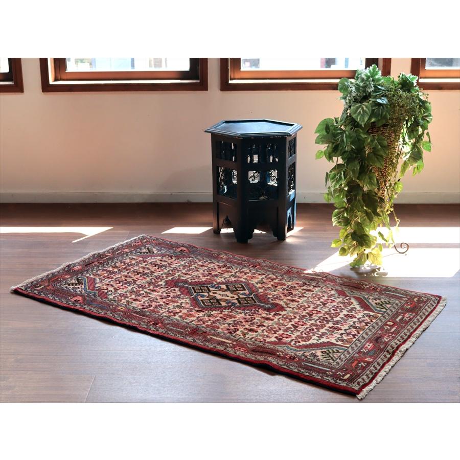 イランの手織りラグ ナハバンド 138x78cm メダリオンと幾何学文様 ベージュ 手織りラグ |  | 01