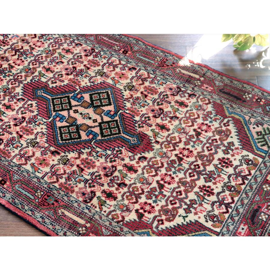 イランの手織りラグ ナハバンド 138x78cm メダリオンと幾何学文様 ベージュ 手織りラグ |  | 02