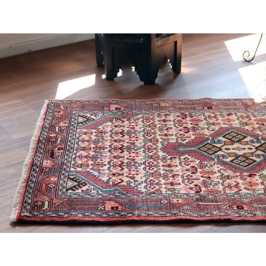 イランの手織りラグ ナハバンド 138x78cm メダリオンと幾何学文様 ベージュ 手織りラグ |  | 03