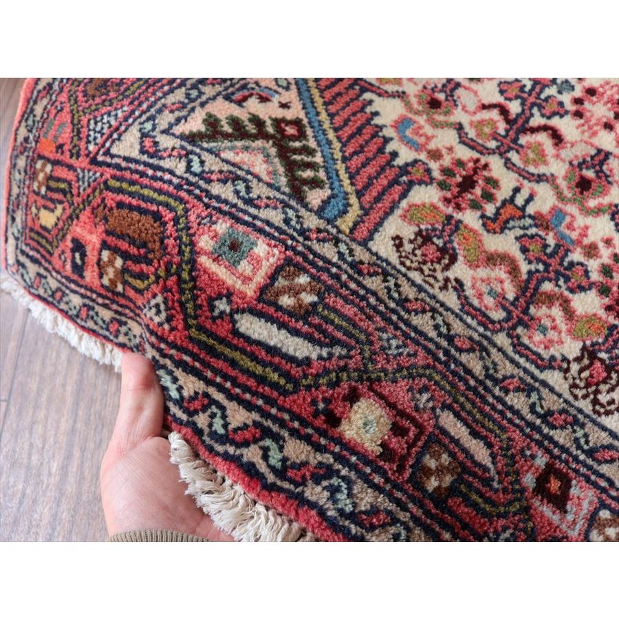 イランの手織りラグ ナハバンド 138x78cm メダリオンと幾何学文様 ベージュ 手織りラグ |  | 05