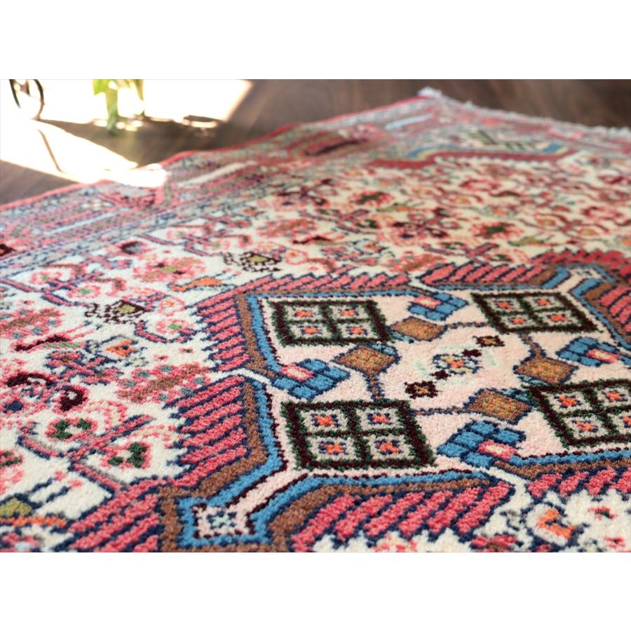 イランの手織りラグ ナハバンド 138x78cm メダリオンと幾何学文様 ベージュ 手織りラグ |  | 06