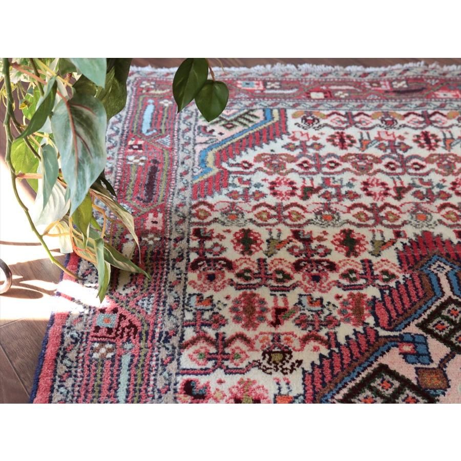 イランの手織りラグ ナハバンド 138x78cm メダリオンと幾何学文様 ベージュ 手織りラグ |  | 07