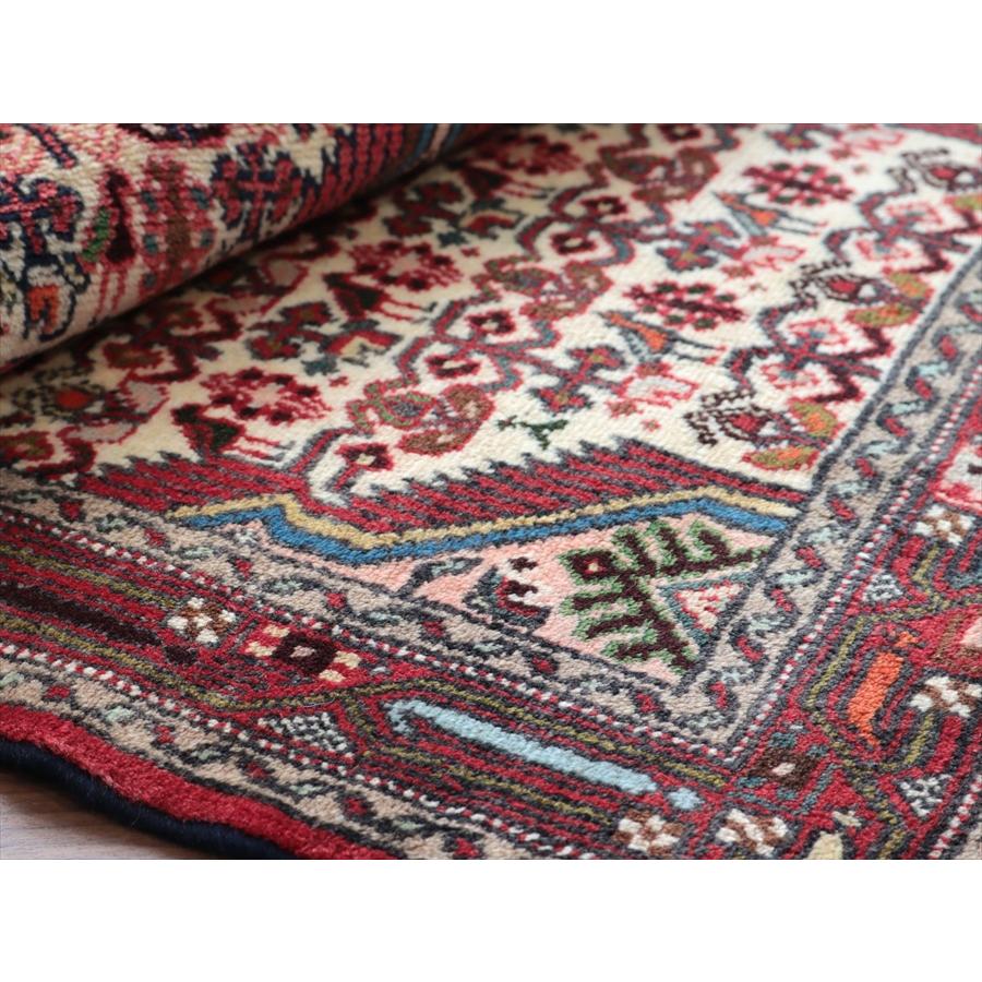 イランの手織りラグ ナハバンド 138x78cm メダリオンと幾何学文様 ベージュ 手織りラグ |  | 09