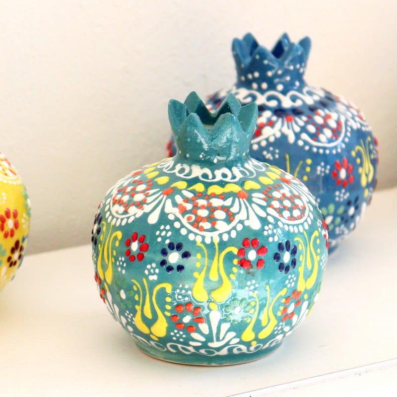 トルコ　ハンドメイド磁器　ザクロ置物 トルコ陶器 ザクロ Sサイズ 高さ8×直径7.5cm フラワーデザイン