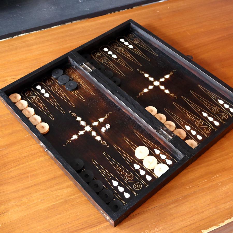 バックギャモン Backgammon 折り畳み式 螺鈿模様 ゲームボードゲーム盤・2色駒とサイコロ付 reboard32