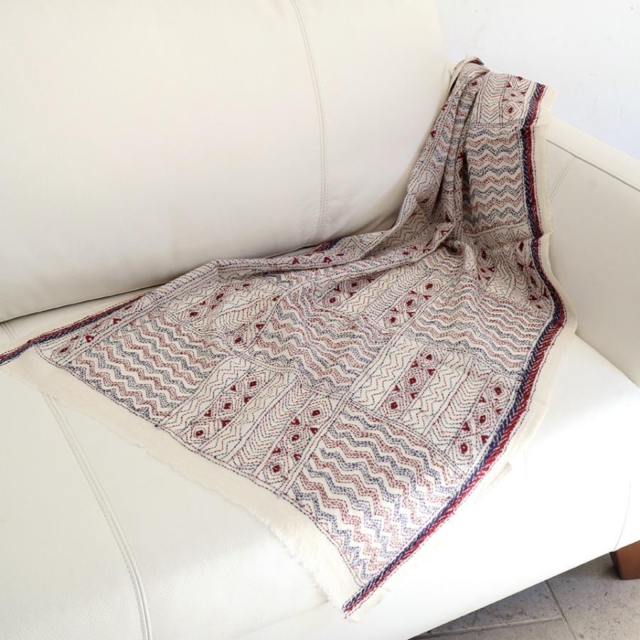ウールストール　カンタデザインショール161x62cm アイボリー　レッド＆ブルーの細かな刺繍 | ブランド登録なし | 02