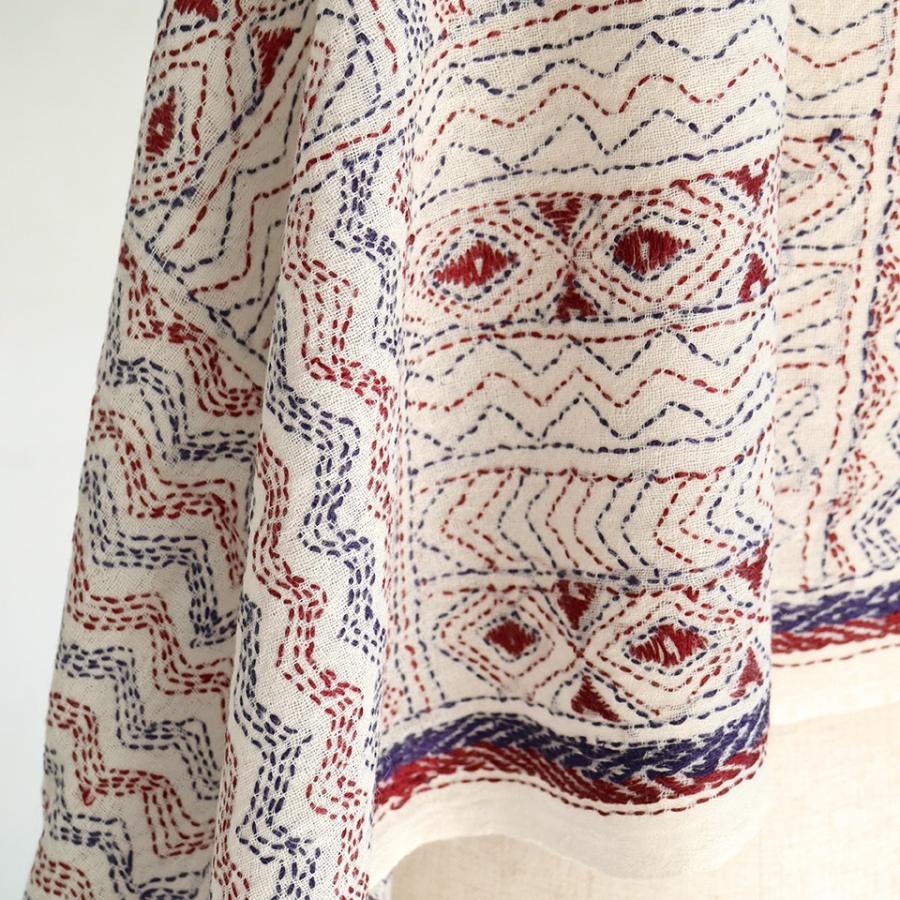 ウールストール　カンタデザインショール161x62cm アイボリー　レッド＆ブルーの細かな刺繍 | ブランド登録なし | 09
