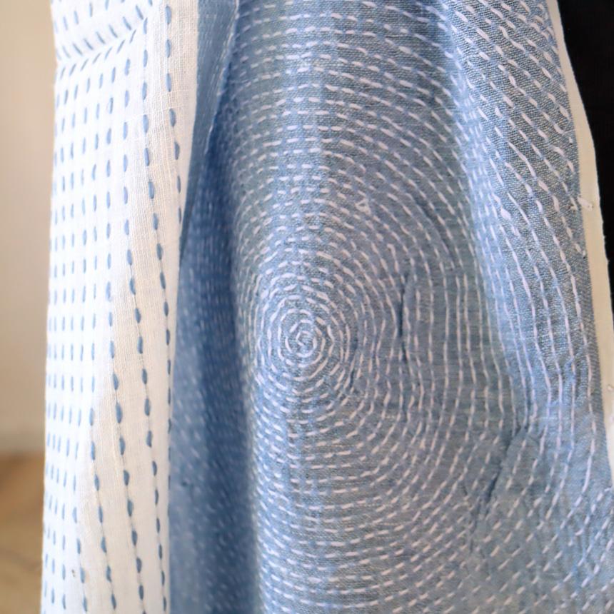 手刺繍 ストール 綿麻混 ブルーｘホワイト バイカラー 幾何学柄 カディ インド　 | ブランド登録なし | 02