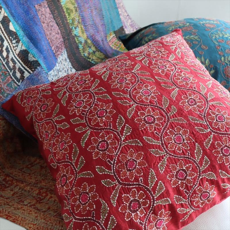 カンタ刺繍　シルク　クッションカバー38×38cmレッド　連なる花のモチーフ | ブランド登録なし | 02
