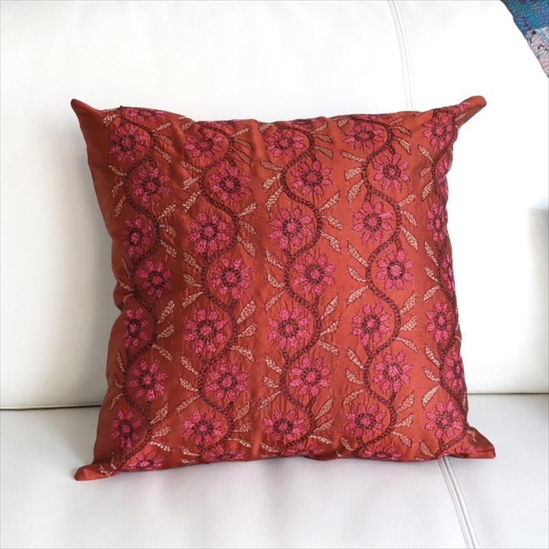 カンタ刺繍　シルク　クッションカバー38×38cmレンガ色　連なる花 | ブランド登録なし