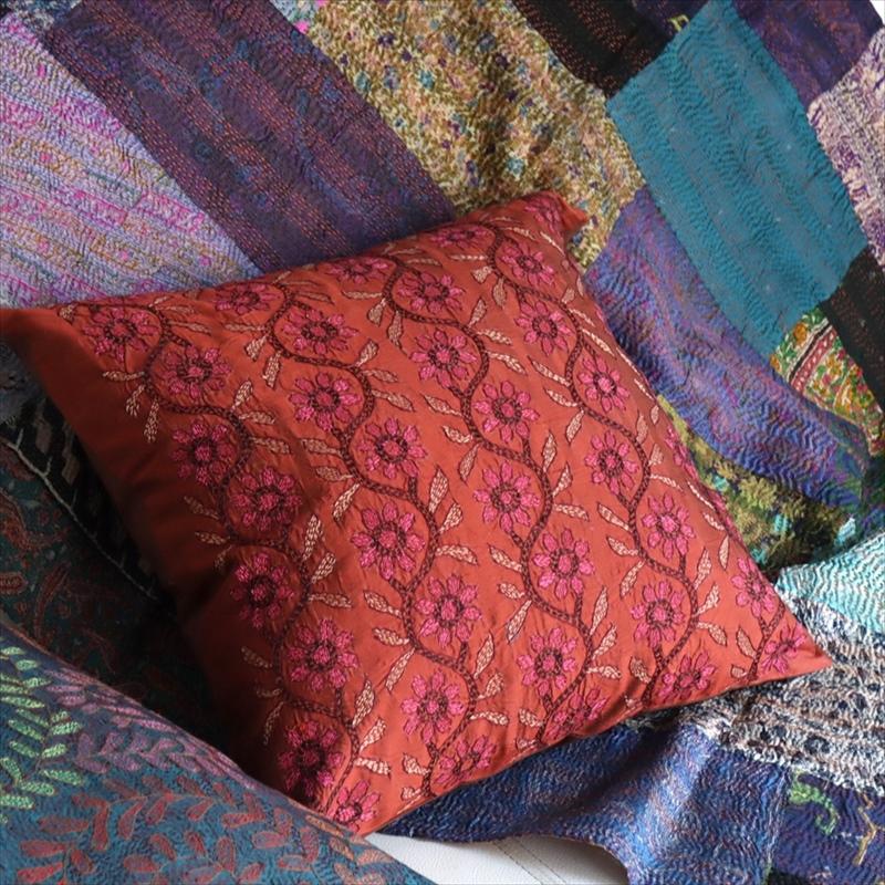 カンタ刺繍　シルク　クッションカバー38×38cmレンガ色　連なる花 | ブランド登録なし | 01