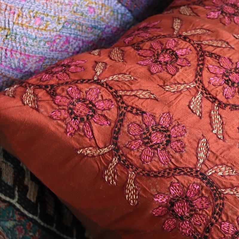 カンタ刺繍　シルク　クッションカバー38×38cmレンガ色　連なる花 | ブランド登録なし | 02
