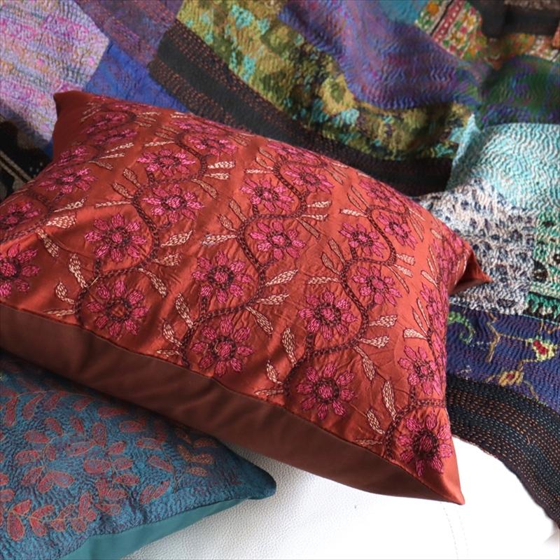 カンタ刺繍　シルク　クッションカバー38×38cmレンガ色　連なる花 | ブランド登録なし | 03